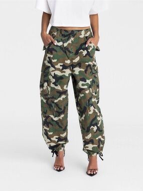 KBB by KAHLANA Women's Mid-Rise Straight Leg Camo Cargo Jogger
Medium
NWT